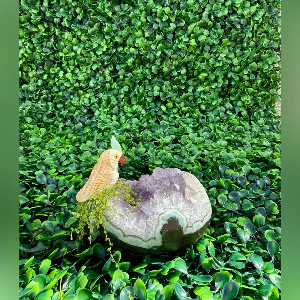 Parrot carving on Amethyst Egg – Symbol of Joy & Abundance - Picture 2 of 8